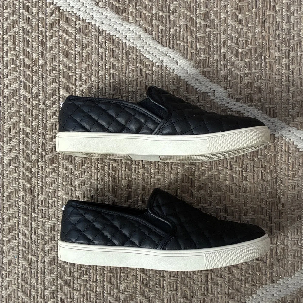 Steve Madden Ecentrcq Black Quilted Slip-On Loafers Sz 9M